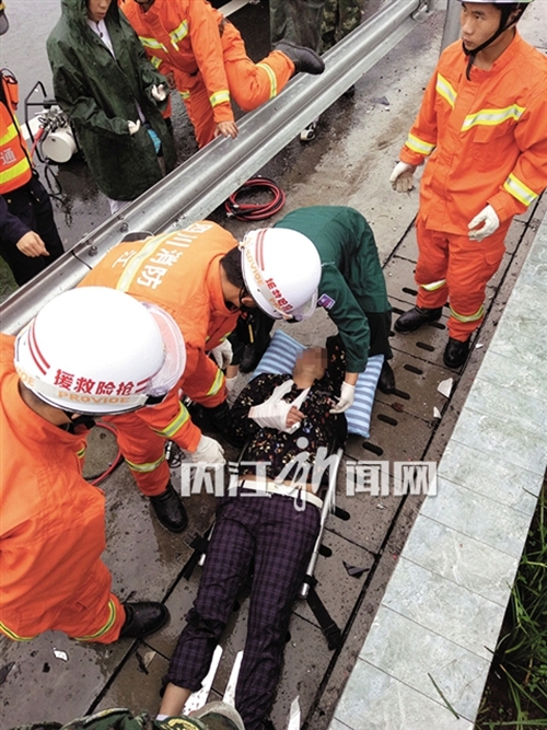 内江：轿车撞断护栏&nbsp;司机被方向盘卡在驾驶室(图1)