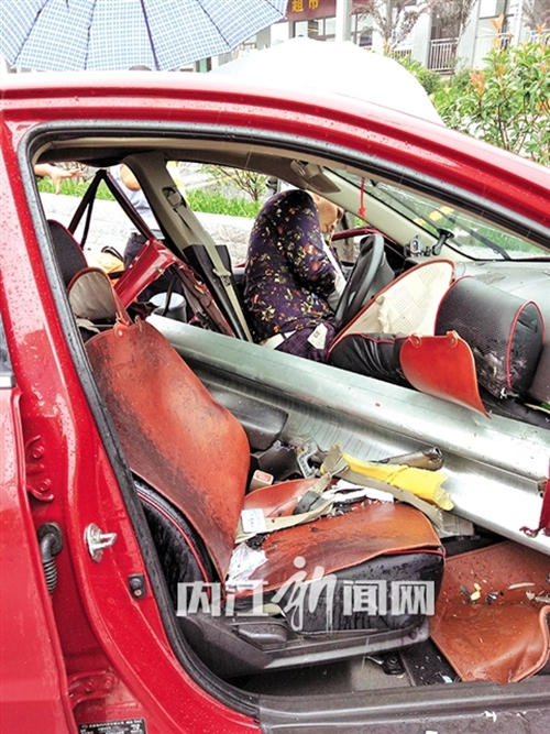 内江：轿车撞断护栏&nbsp;司机被方向盘卡在驾驶室(图2)