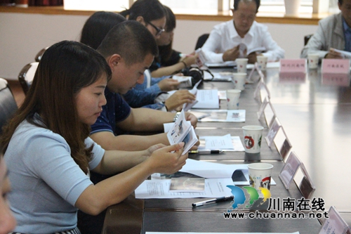 这个女孩一大早就起床赶到报社，当众泣不成声(图16)