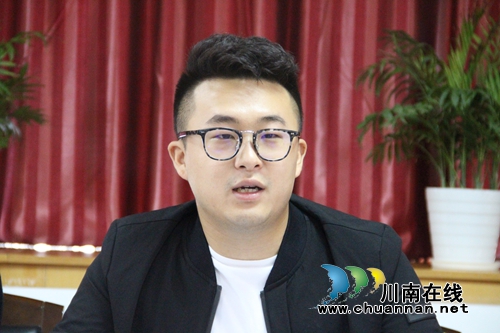 这个女孩一大早就起床赶到报社，当众泣不成声(图6)