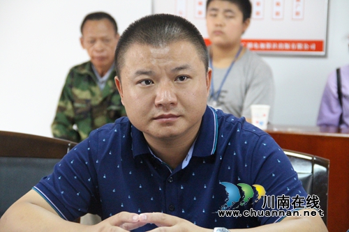 这个女孩一大早就起床赶到报社，当众泣不成声(图10)