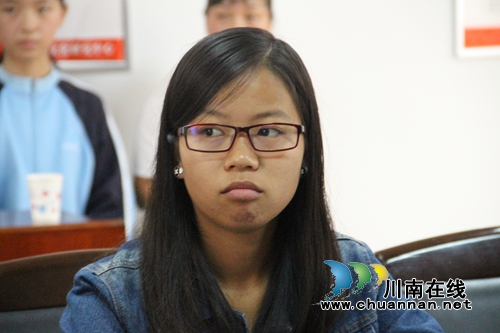 这个女孩一大早就起床赶到报社，当众泣不成声(图13)