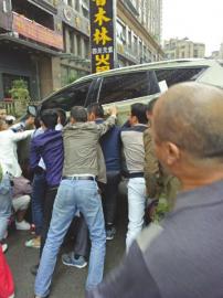 自贡:女子被卷入车底 路人合力抬车救人(图1) 自贡:女子被卷入车底 路人合力抬车救人(图1)