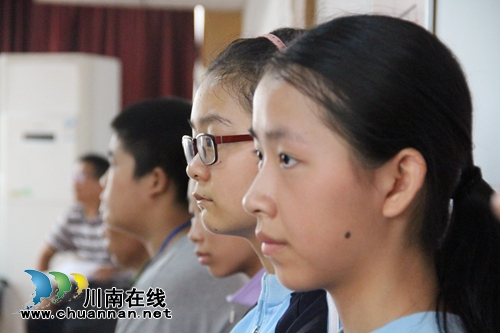 这个女孩一大早就起床赶到报社，当众泣不成声(图2)
