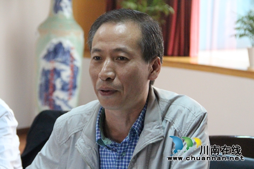这个女孩一大早就起床赶到报社，当众泣不成声(图14)