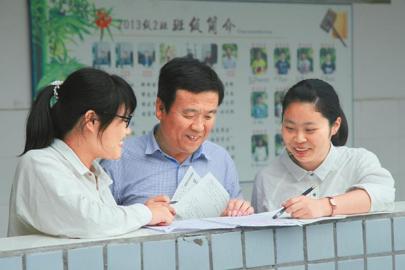 宜宾“北归”老师&nbsp;把倒数第一班级变第一(图1)