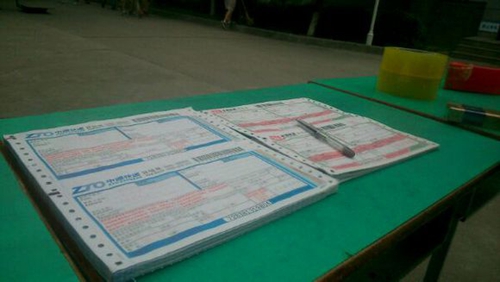 泸州:市民寄快递遇怪事 凑齐百元才能开发票(图1) 泸州:市民寄快递遇怪事 凑齐百元才能开发票(图1)