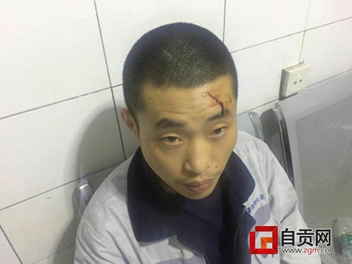 自贡公交司机保安全没冲黄灯 遭车上乘客暴打(图1) 自贡公交司机保安全没冲黄灯 遭车上乘客暴打(图1)