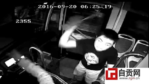 自贡公交司机保安全没冲黄灯 遭车上乘客暴打(图2) 自贡公交司机保安全没冲黄灯 遭车上乘客暴打(图2)