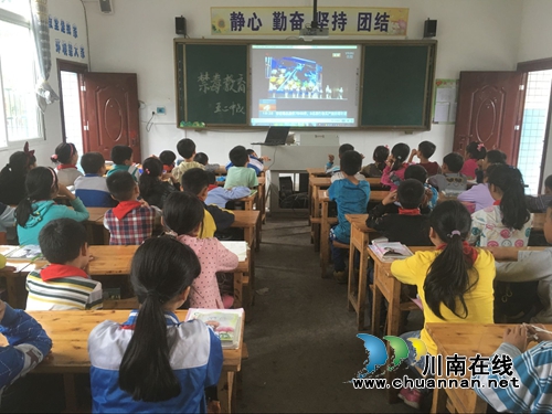 叙永江门镇中心校：主题班会宣禁毒(图2)