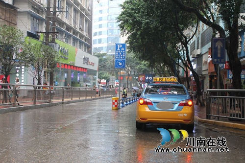 泸州市交警一大队整治违停 细微之处再创举措(图1) 泸州市交警一大队整治违停 细微之处再创举措(图1)