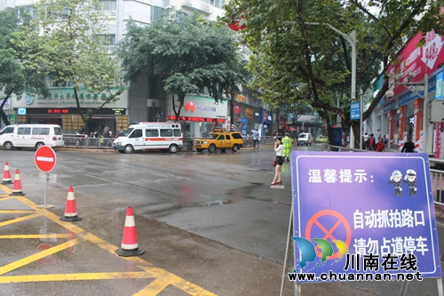 泸州市交警一大队整治违停 细微之处再创举措(图2) 泸州市交警一大队整治违停 细微之处再创举措(图2)