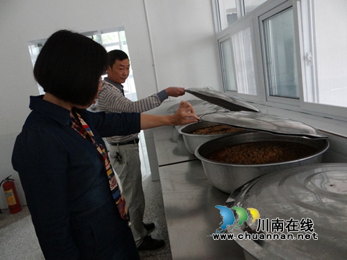 叙永县教育局到马岭中学严格督查安全工作(图3) 叙永县教育局到马岭中学严格督查安全工作(图3)