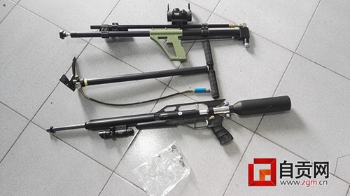 自贡男网购配件组装 家中试枪玩火误伤自己(图1) 自贡男网购配件组装 家中试枪玩火误伤自己(图1)