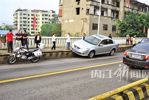内江：沱桥桥头开得太快&nbsp;轿车“飞”上隔离栏(图4)