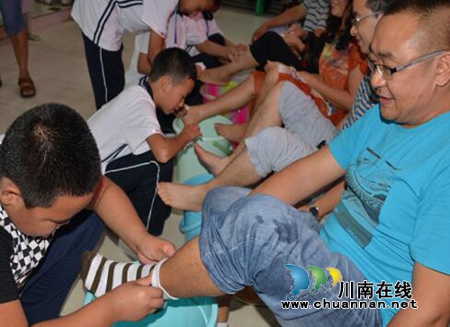 百善孝为先&nbsp;泸州十二中开展庆中秋迎国庆晚会(图1)