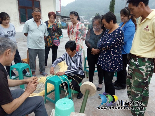 合江县妇联巾帼脱贫行动(竹编培训)走进白鹿镇(图2) 合江县妇联巾帼脱贫行动(竹编培训)走进白鹿镇(图2)