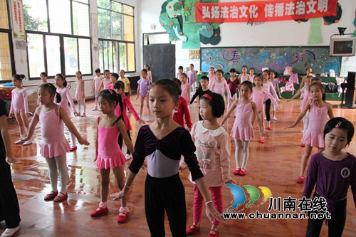 泸州逸夫小学师生如期相约艺术社团(图2)