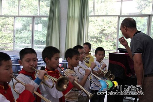 泸州逸夫小学师生如期相约艺术社团(图1)