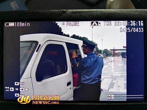 自贡一线路黑车占据半壁江山 乘客帮忙应付检查(图1) 自贡一线路黑车占据半壁江山 乘客帮忙应付检查(图1)