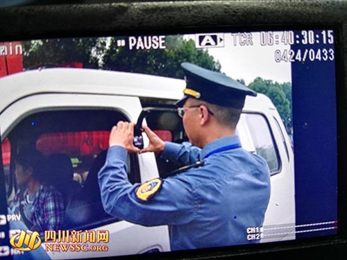 自贡一线路黑车占据半壁江山 乘客帮忙应付检查(图2) 自贡一线路黑车占据半壁江山 乘客帮忙应付检查(图2)