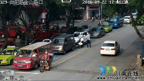 泸州交警支队利用高科技设备 20分钟抓获逃犯(图2) 泸州交警支队利用高科技设备 20分钟抓获逃犯(图2)