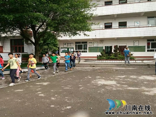 合江县白米镇中学：防拥挤、踩踏应急逃生演练(图1)