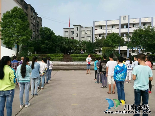 合江县白米镇中学：防拥挤、踩踏应急逃生演练(图2)