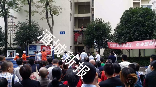 今凌晨 泸州一小区60多岁老人跳楼身亡(图5) 今凌晨 泸州一小区60多岁老人跳楼身亡(图5)