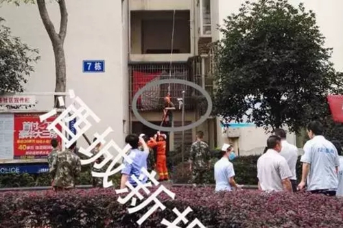 今凌晨 泸州一小区60多岁老人跳楼身亡(图4) 今凌晨 泸州一小区60多岁老人跳楼身亡(图4)