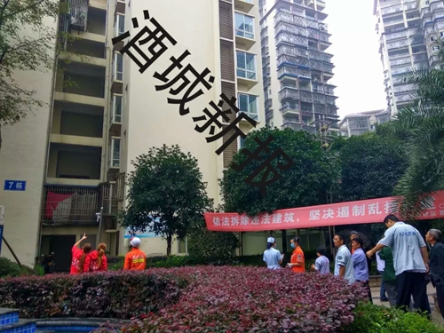 今凌晨 泸州一小区60多岁老人跳楼身亡(图6) 今凌晨 泸州一小区60多岁老人跳楼身亡(图6)