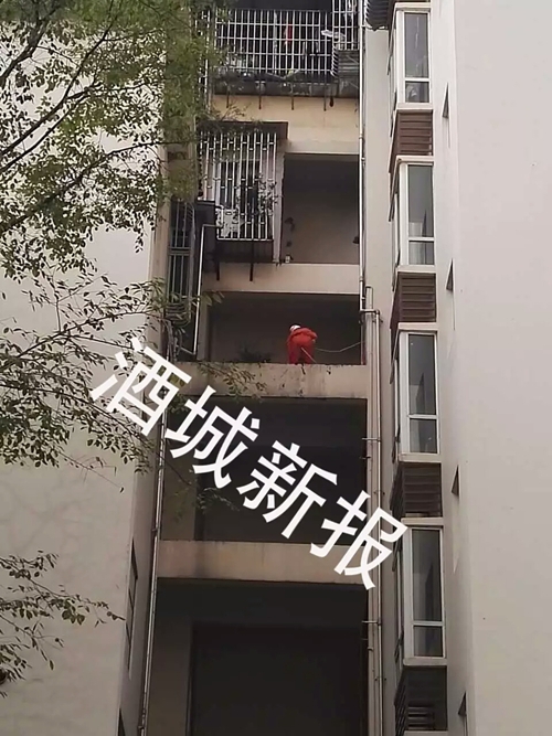 今凌晨 泸州一小区60多岁老人跳楼身亡(图3) 今凌晨 泸州一小区60多岁老人跳楼身亡(图3)