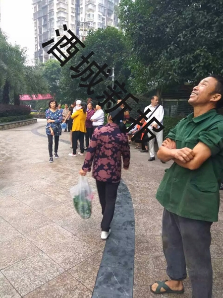 今凌晨 泸州一小区60多岁老人跳楼身亡(图1) 今凌晨 泸州一小区60多岁老人跳楼身亡(图1)