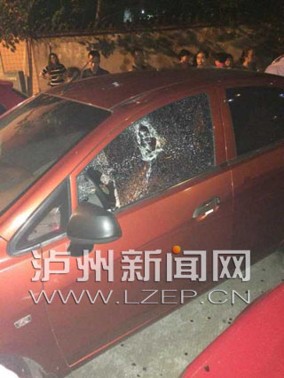 泸州一小区3岁小孩闹脾气 26楼扔物砸坏两车(图1) 泸州一小区3岁小孩闹脾气 26楼扔物砸坏两车(图1)