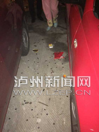 泸州一小区3岁小孩闹脾气 26楼扔物砸坏两车(图2) 泸州一小区3岁小孩闹脾气 26楼扔物砸坏两车(图2)