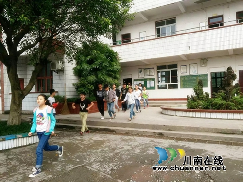 合江白米中学举行防拥挤踩踏应急逃生演练(图1)