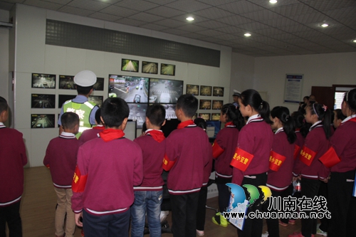 合江交警:警营开放日普及交通安全知识(图1) 合江交警:警营开放日普及交通安全知识(图1)