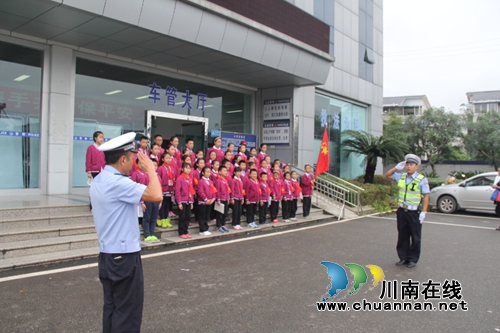 合江交警:警营开放日普及交通安全知识(图3) 合江交警:警营开放日普及交通安全知识(图3)