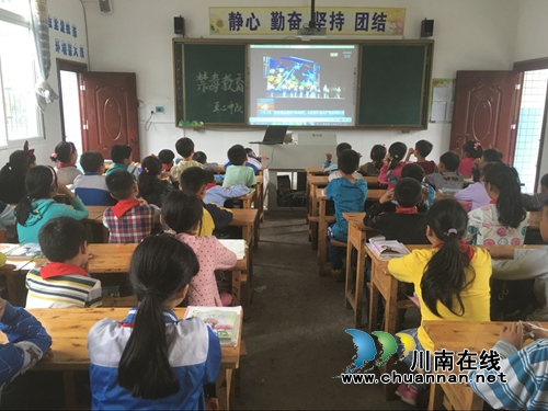 叙永江门镇中心校开展“禁毒·法制”主题教育活动(图1) 叙永江门镇中心校开展“禁毒·法制”主题教育活动(图1)