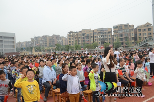 叙永鱼凫小学新生开笔礼:开笔启智慧悦人生(图4) 叙永鱼凫小学新生开笔礼:开笔启智慧悦人生(图4)