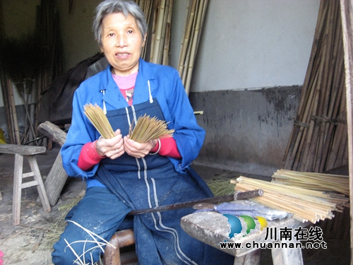 纳溪白节:削竹签挣“外快” 留守老人乐开怀(图1) 纳溪白节:削竹签挣“外快” 留守老人乐开怀(图1)