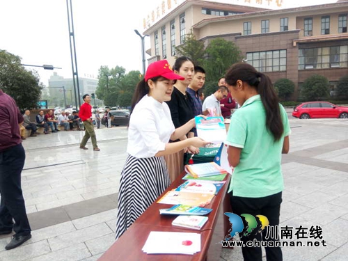 泸州泰安街道：巾帼志愿者积极助力创文活动(图1)