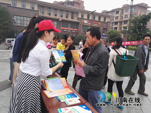 泸州泰安街道：巾帼志愿者积极助力创文活动(图2)