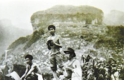 叙永天台山:六旬翁攀崖种树30年 荒山变绿林(图2) 叙永天台山:六旬翁攀崖种树30年 荒山变绿林(图2)
