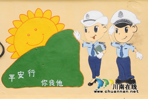 市民“十一”出行&nbsp;泸州交警送上“安全手册”(图1)