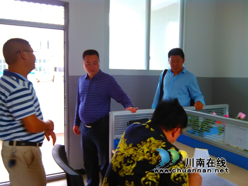 泸州市“全面改薄”&nbsp;交叉检查组到虎头镇中心校检查(图1)