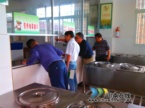 泸州市“全面改薄”&nbsp;交叉检查组到虎头镇中心校检查(图3)