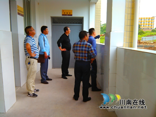 泸州市“全面改薄”&nbsp;交叉检查组到虎头镇中心校检查(图2)