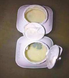 泸州市民到汇通超市买酸奶 竟喝出黑色异物(图2) 泸州市民到汇通超市买酸奶 竟喝出黑色异物(图2)