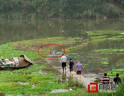 自贡：河中惊现“浮尸”？&nbsp;原是老人醉倒河坝(图1)